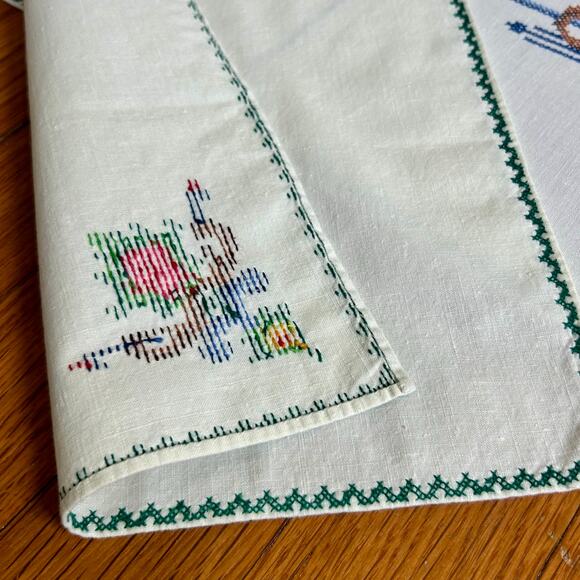 Vintage White Cotton Blend Embroidered Tablecloth with 4 Matching Napkins Floral - Picture 7 of 16